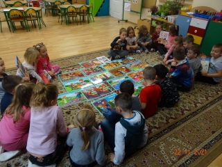 Szesciolatki z gr. VII ogladaja plansze z prawami dzieci.