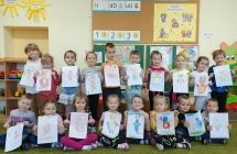 Dzieci z gr. V z rysunkami swoich pluszakow