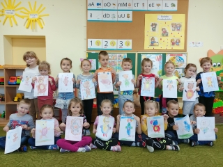 Dzieci z gr. V z rysunkami swoich pluszakow