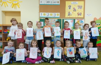 Dzieci z gr. V z rysunkami swoich pluszakow