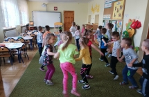 Dzieci Kotki podczas zabawy tanecznej z muzyka