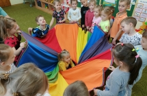 Dzieci podczas zabawy Kwiat lotosu