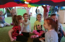 Przedszkolaki podczas zabawy z chusta animacyjna