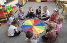 Dzieci bawia sie w zamiane miejsc.