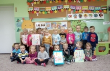 Dzieci z ilustracjami z basni