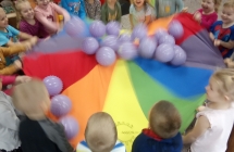 Zabawy z chusta animacyjna i pilkami