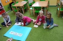 Dzieci z grupy IX podczas wykonywania plakatu Wazna ssprawa - nasze prawa. 