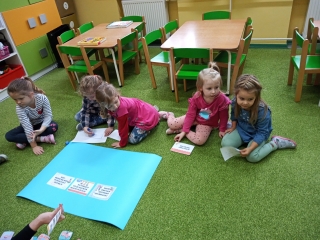 Dzieci z grupy IX podczas wykonywania plakatu Wazna ssprawa - nasze prawa.
