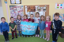 Prezentacja wspolnie wykonanego plakatu przez dzieci z grupy IX 