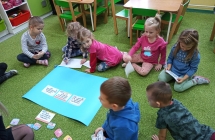 Dzieci z grupr IX podczas wykonywania plakatu Wazna sprawa - nasze prawa 