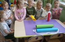 Dzieci wykonuja prace plastyczna