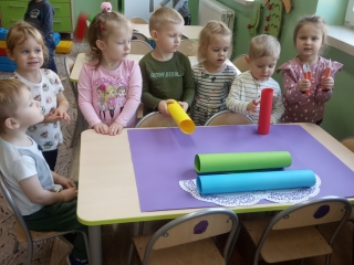 Dzieci wykonuja prace plastyczna