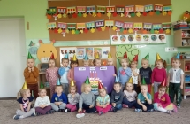 Dzieci z tortem urodzinowym dla misia