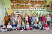 Dzieci w czapeczkach urodzinowych