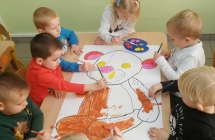 Grupowe malowanie farbami misia