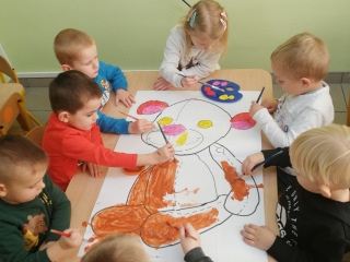 Grupowe malowanie farbami misia