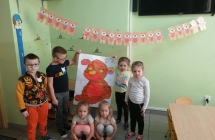 Grupowe zdjecie z pomalowanym misiem