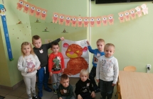 Grupowe zdjecie z pomalowanym misiem 2