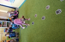 Dzieci z grupy IX  sladami niedzwiedzia. 