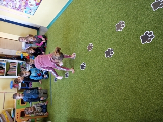 Dzieci z grupy IX sladami niedzwiedzia.