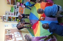 Dzieci z grupy IX podczas zabawy z chusta animacyjna. 