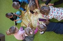 Dzieci z grupy IX wykonuja tort dla misia. 