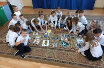 Dzieci z gr. VII na dywanie podczas  wyszukiwania obrazkow znanych z bajek misiow oraz niedzwiedzi.