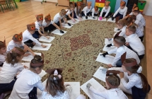 Skupione szesciolatki podczas zabawy rytmicznej Idzie mis, glodny mis.