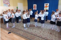 Wesole szesciolatki z emblematami misiow na glowach podczas zabawy tanecznej Misie szare. (1)