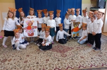 Usmiechniete dzieci z gr. VII prezentuja samodzielnie wykonane plakaty misiow. (1)