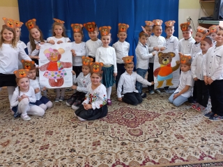 Usmiechniete dzieci z gr. VII prezentuja samodzielnie wykonane plakaty misiow. (1)