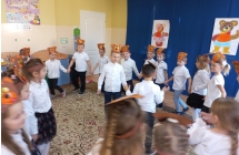 Radosne szesciolatki podczas zabawy muzyczno-ruchowej Misiu, misiu pokaz lapki. (2)