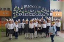 DZIECI RECYTUJA WIERSZ