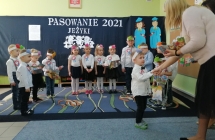 Wreczanie pamiatkowego dyplomu i upominku