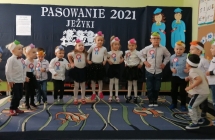 Ilustrowanie ruchem piosenki Kolorowe listki