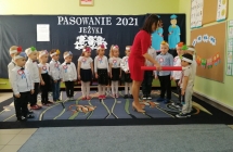 Pasowanie na przedszkolaka  przez pania dyrektor 2