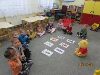 gr. III Dzien Pluszowego Misia - rozpoznajemy z Kubusiem Puchatkiem znane misie