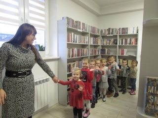 gr. III wycieczka do biblioteki - zwiedzamy i poznajemy biblioteke
