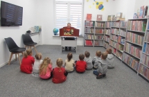 gr. III wycieczka do biblioteki - sluchamy bajki czytanej technika kamishibai