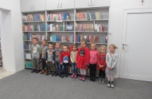 gr. III wycieczka do biblioteki - pamiatkowe zdjecie z wizyty w bibliotece