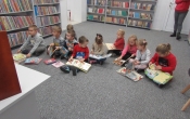 gr. III wycieczka do biblioteki - ogladamy ksiazki z ksiegozbioru biblioteki