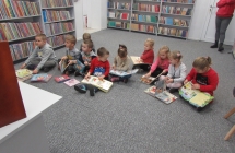 gr. III wycieczka do biblioteki - ogladamy ksiazki z ksiegozbioru biblioteki