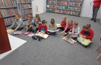 gr. III wycieczka do biblioteki - ogladamy ksiazki z ksiegozbioru biblioteki