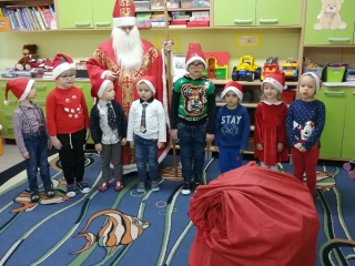 Dzieci z gr. X z Mikolajem.