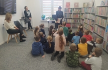 Dzieci z gr. VII podczas rozmowy z pracownikami biblioteki.