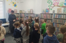 Dzieci z gr. VII w bibliotece - spotkanie z dyr. biblioteki.