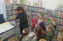 Sześciolatki z gr. VII poznają księgozbiór.
