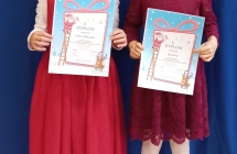 Yuliia i Iga z dyplomami za zajecie I i II miejsca w kategorii dz. 6-letnich.