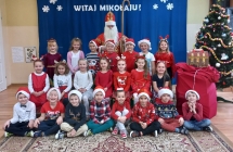 Uśmiechnięte sześciolatki z gr. VII z Mikołajem.