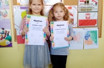 Uczestniczki konkursu plastycznego z gr. IX z dyplomami.